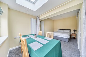 2 bedrooms, iron/ironing board, free WiFi, bed sheets - Cottage Sleeps 6 With Parking & Garden (Bridlington)