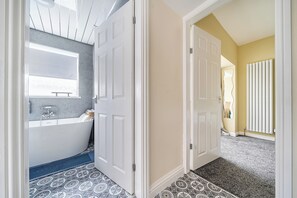 Combined shower/bathtub, deep-soaking bathtub, towels - Cottage Sleeps 6 With Parking & Garden (Bridlington)