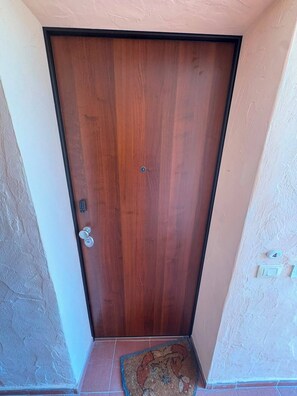 Une porte en bois avec un trou de serrure et une sonnette.