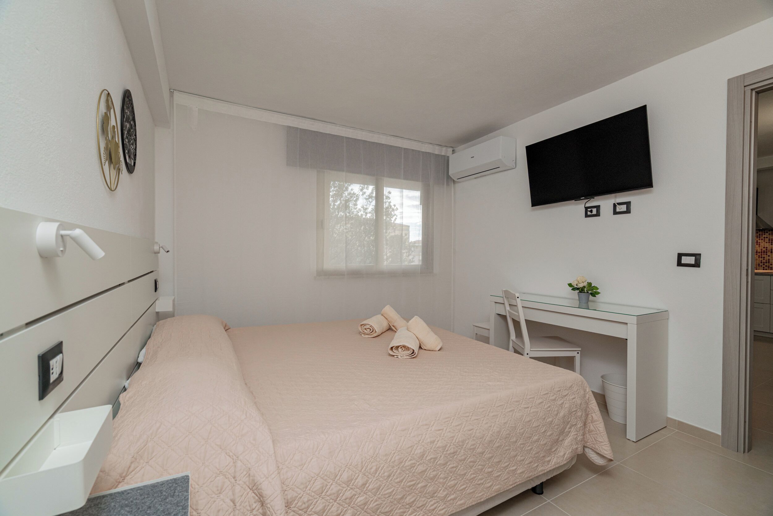 Apartamento Confort | Ropa de cama de alta calidad, escritorio, tabla de planchar con plancha