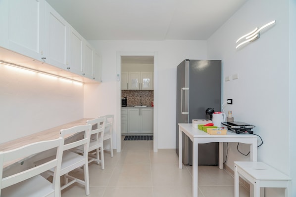 Refrigerador, microondas, placa de cocina, tostadora