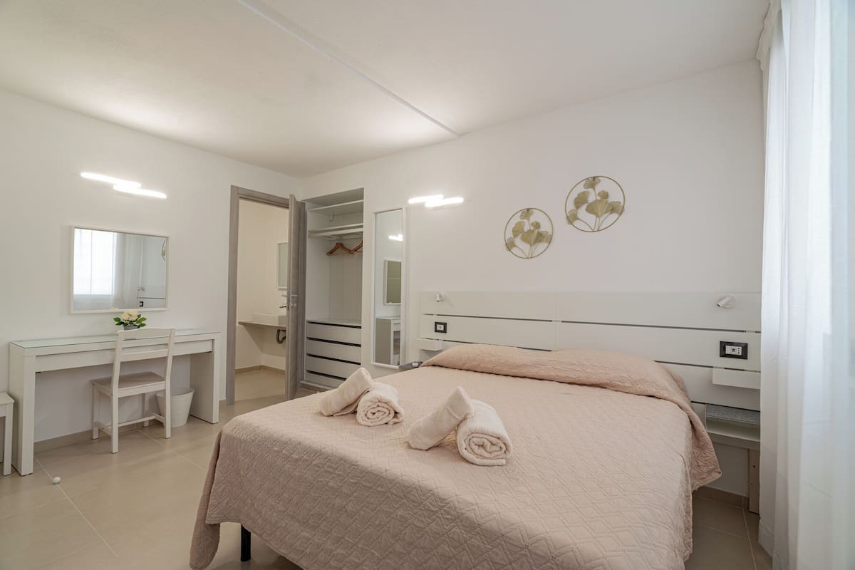 Ropa de cama de alta calidad y escritorio