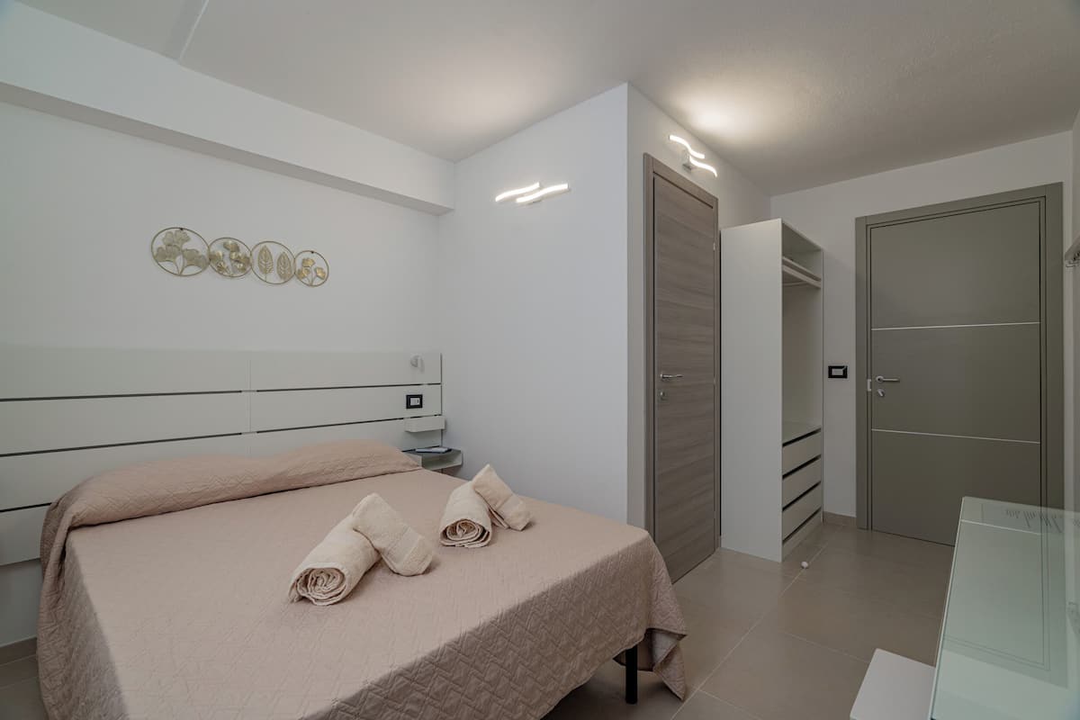 Ropa de cama de alta calidad y escritorio