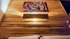 A wooden floor with a painting of an owl. - Spa & Sauna | Plume Boreale (Saint-Alexis-des-Monts)