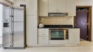 Coffee/tea maker, fridge, microwave, oven - Grand 5BR near JBR Beach, Dubai Marina (Dubai)