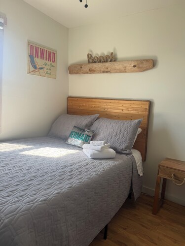 Cozy Waterfront Escape, Private Beach & Hot Tub — Kennebecasis River