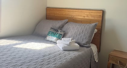 Cozy Waterfront Escape, Private Beach & Hot Tub — Kennebecasis River