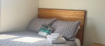 Cozy Waterfront Escape, Private Beach & Hot Tub — Kennebecasis River