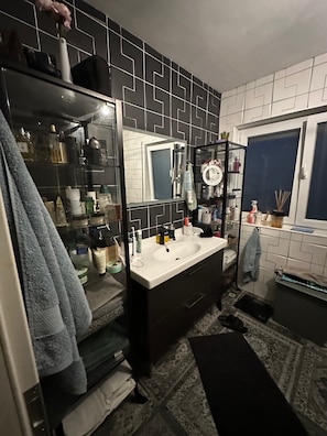 Bathroom - Apartment 'Großzugige Terasse Wohnung' with Wi-Fi (Hofheim)
