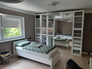 Room - Apartment 'Großzugige Terasse Wohnung' with Wi-Fi (Hofheim)