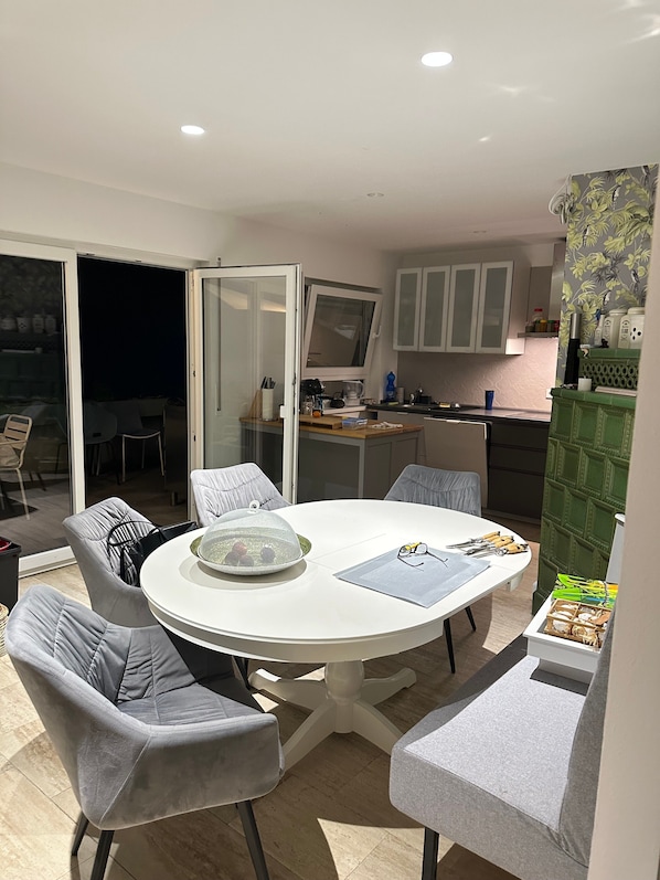 Dining - Apartment 'Großzugige Terasse Wohnung' with Wi-Fi (Hofheim)