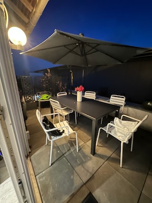 Outdoor dining - Apartment 'Großzugige Terasse Wohnung' with Wi-Fi (Hofheim)