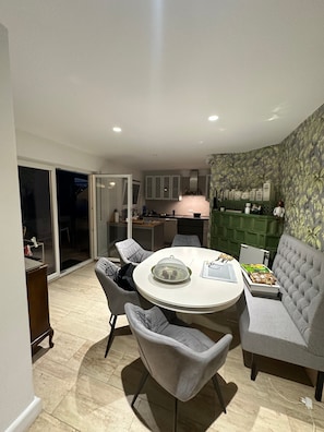 Dining - Apartment 'Großzugige Terasse Wohnung' with Wi-Fi (Hofheim)
