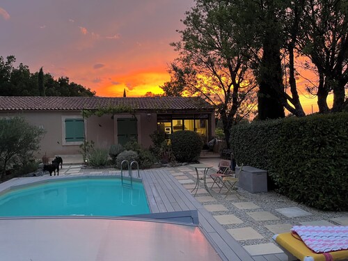 The House Across the Street: A Provençal villa with a pool and air conditioning in Lacoste.