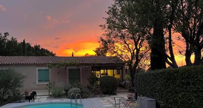 The House Across the Street: A Provençal villa with a pool and air conditioning in Lacoste.