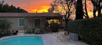 The House Across the Street: A Provençal villa with a pool and air conditioning in Lacoste.