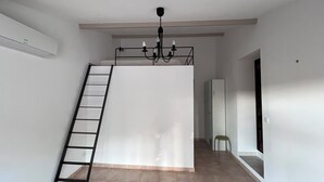 Interior - The House Across the Street: A Provençal villa with a pool and air conditioning in Lacoste. (Lacoste)