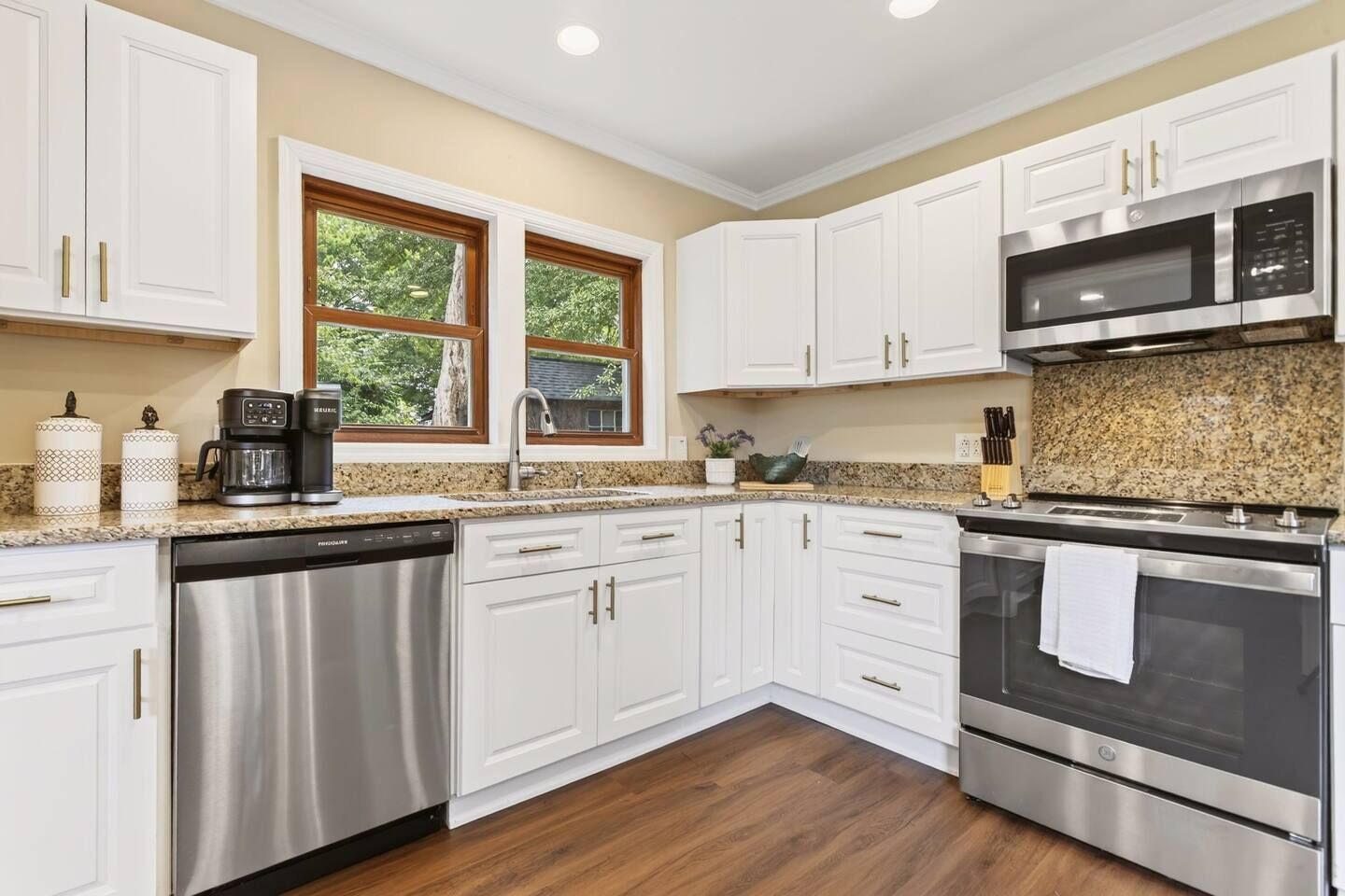 Coffee/tea maker, fridge