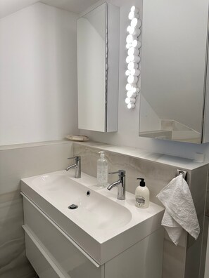 Shower, hair dryer, towels - Apartment 'Helles Große Wohnung' with Wi-Fi (Hofheim)