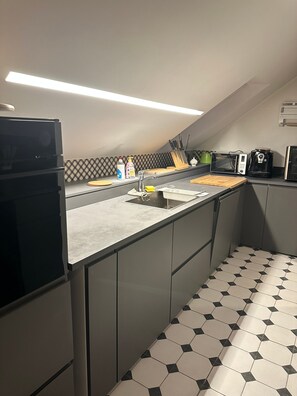 Fridge, oven, stovetop, dishwasher - Apartment 'Helles Große Wohnung' with Wi-Fi (Hofheim)