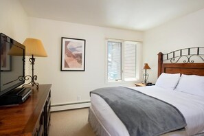 1 bedroom, iron/ironing board, WiFi, bed sheets - The Gant - 1 BR Apartment (Aspen)