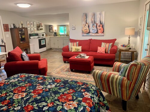 Ridge Top Retreat, a charming studio cottage in Erin TN