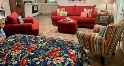 Ridge Top Retreat, a charming studio cottage in Erin TN