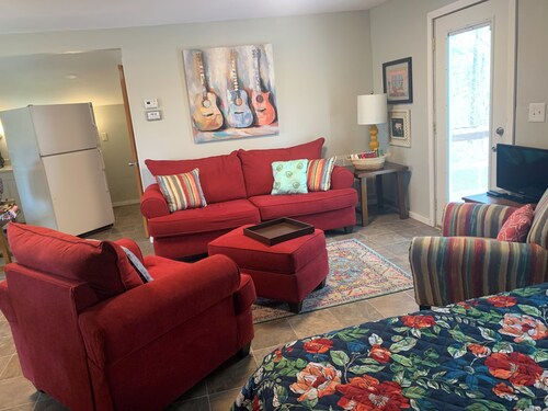 Ridge Top Retreat, a charming studio cottage in Erin TN