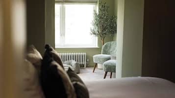1 bedroom, desk, iron/ironing board, travel cot
