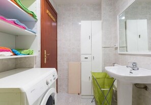 Secador de pelo, toallas, jabón, papel higiénico