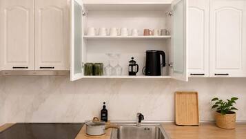 Coffee/tea maker, fridge, oven, stovetop