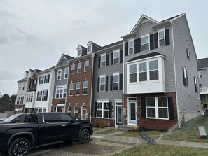 Exterior - Modern 3-Bedroom Townhome in Beautiful Pasadena, Convenient to Water, BWI & DC (Pasadena)