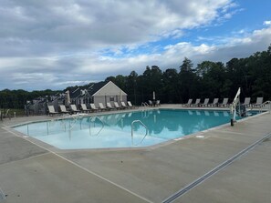 Outdoor pool - Modern 3-Bedroom Townhome in Beautiful Pasadena, Convenient to Water, BWI & DC (Pasadena)