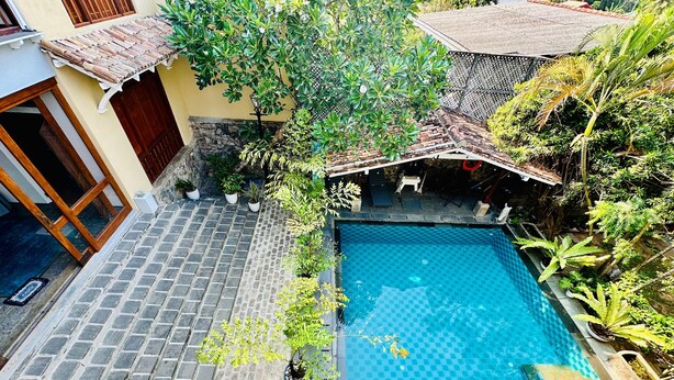 Kolam renang tertutup 