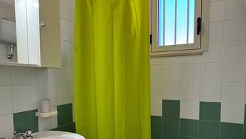 Douche, serviettes fournies