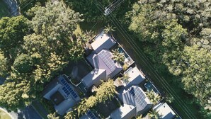Eine Luftaufnahme eines Wohngebiets mit mehreren Häusern, jedes mit Solaranlagen auf den Dächern.