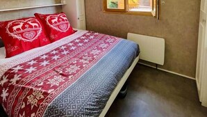 A bedroom with a bed, a window, and a radiator. - Le Nid des Cimes - Cottage for 6 people - Aussois (Aussois)