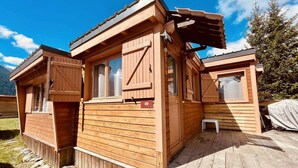 A wooden cabin with a covered porch, a small step, and a number '89' sign. - Le Nid des Cimes - Cottage for 6 people - Aussois (Aussois)