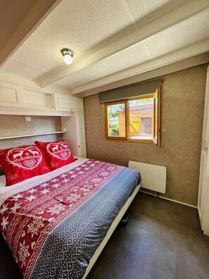 3 bedrooms, travel crib, WiFi (surcharge)