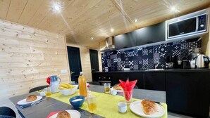 A dining area with a table set for breakfast, including croissants, a pitcher, and a coffee machine. - Le Nid des Cimes - Cottage for 6 people - Aussois (Aussois)