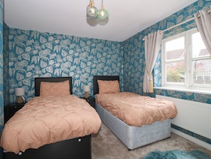 3 bedrooms, free WiFi, individually decorated, individually furnished - 18 Hengrave Meadow (Telford)