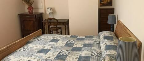 3 habitaciones, tabla de planchar con plancha, wifi y ropa de cama
