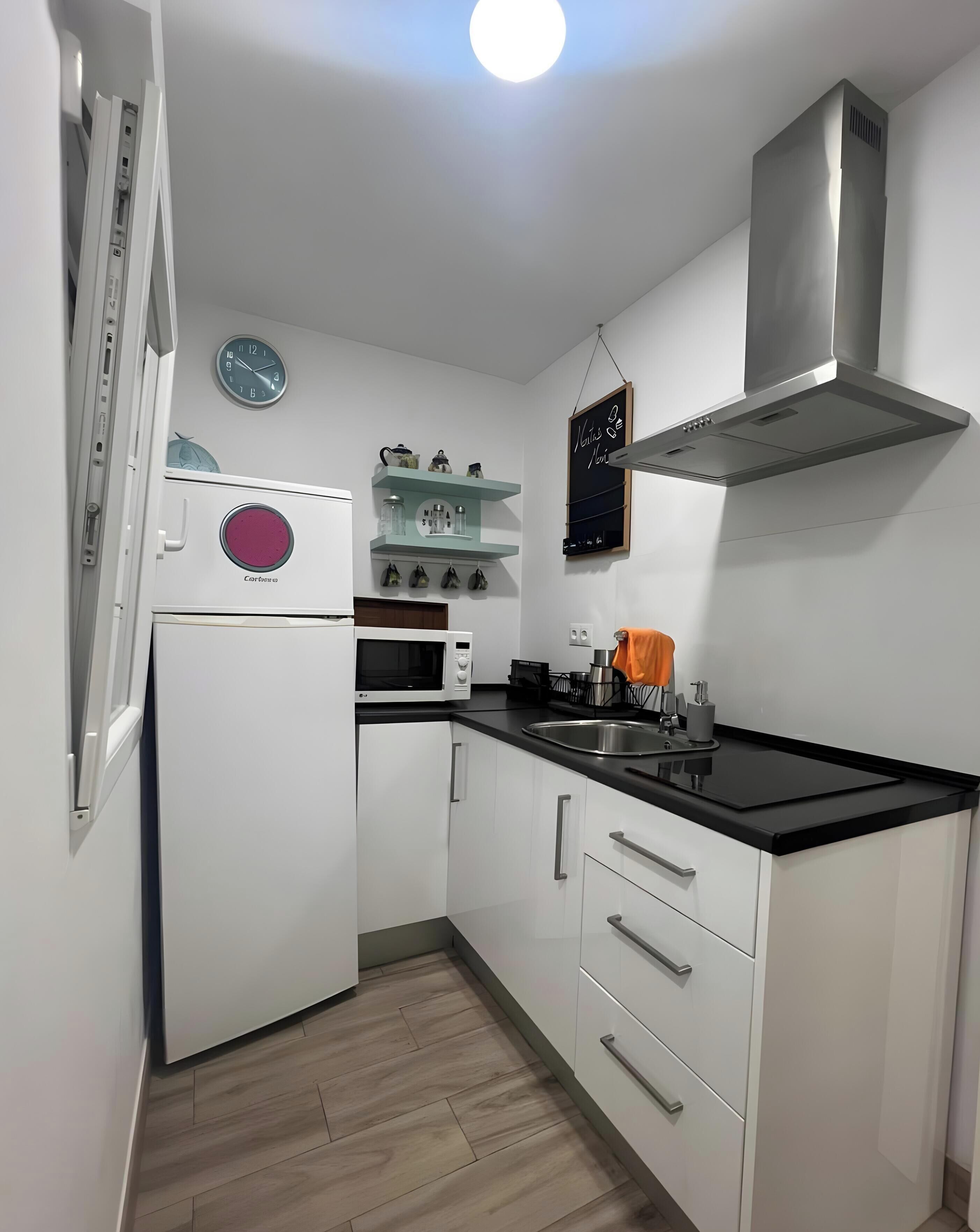 Wasserkocher mit Kaffee-/Teezubehör, Kühlschrank, Mikrowelle, Ofen