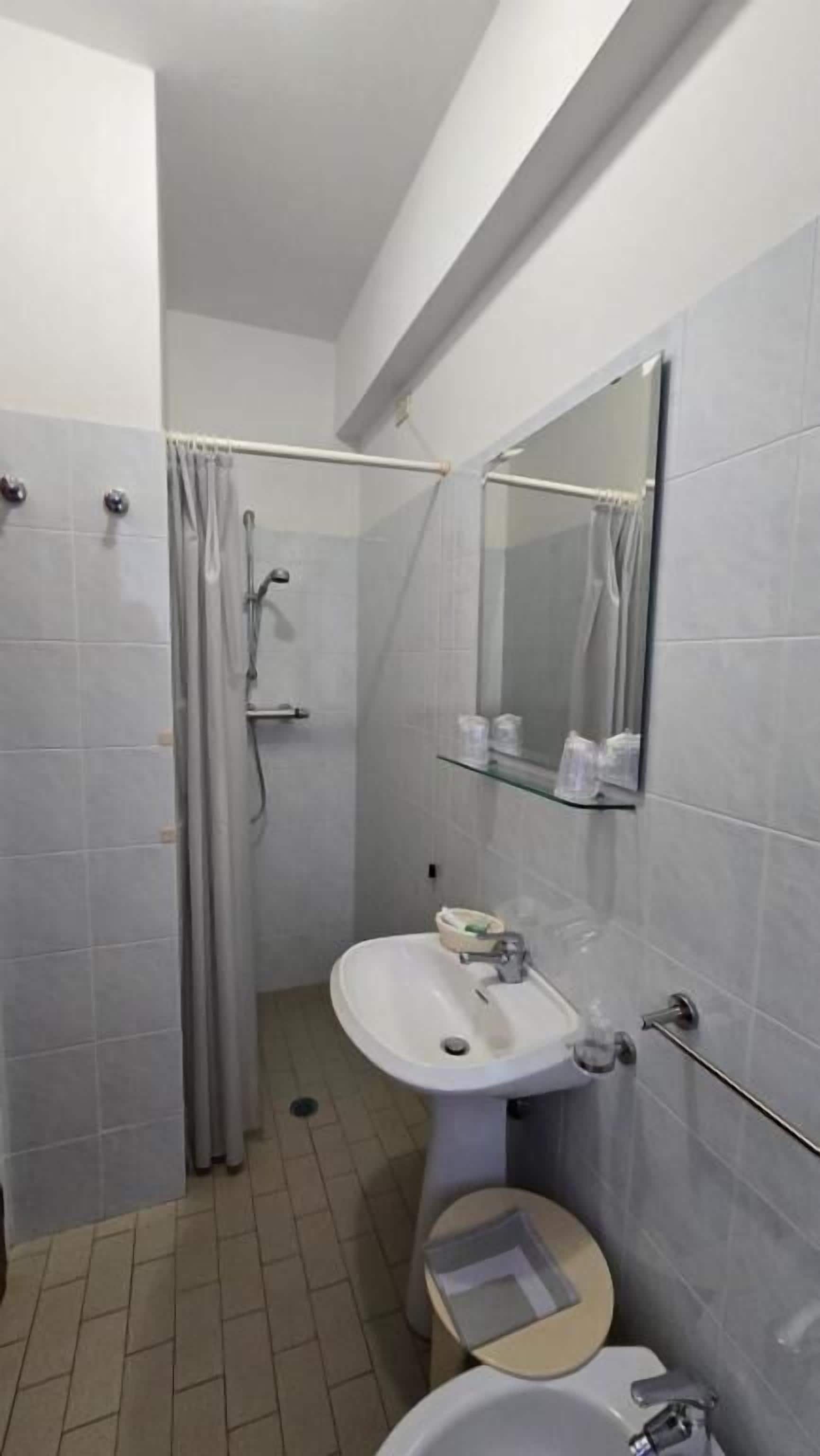 Un bagno con doccia, lavabo e WC.