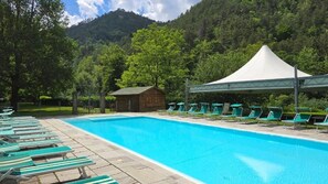 A swimming pool with lounge chairs, a small cabin, and a tent. - Hotel Leonardo (Santa Sofia)