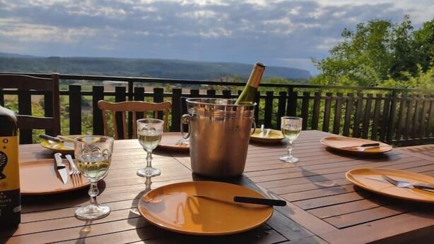 Outdoor dining - Chez Sam (Villebois)