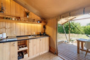 Coffee/tea maker, fridge, microwave, oven