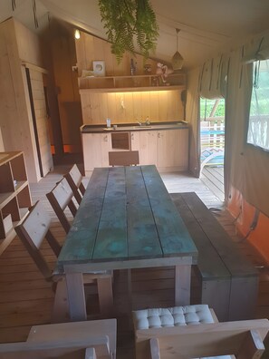 Outdoor dining - Ashanti Luxury Safari Tent Holiday Home with Balcony and Wi-Fi (Lavalade)