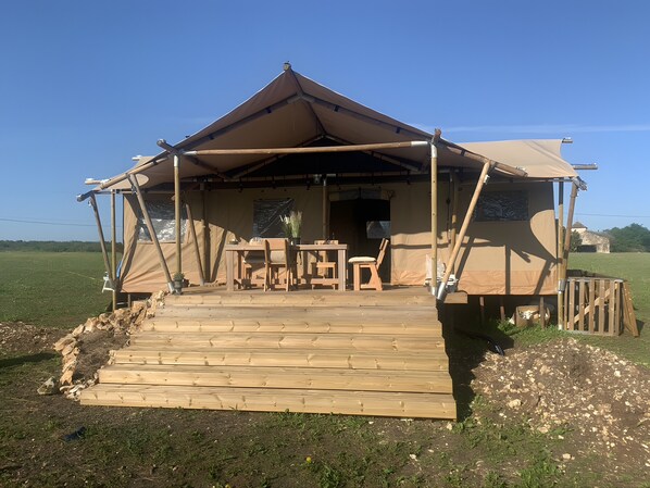 Outdoor dining - Ashanti Luxury Safari Tent Holiday Home with Balcony and Wi-Fi (Lavalade)
