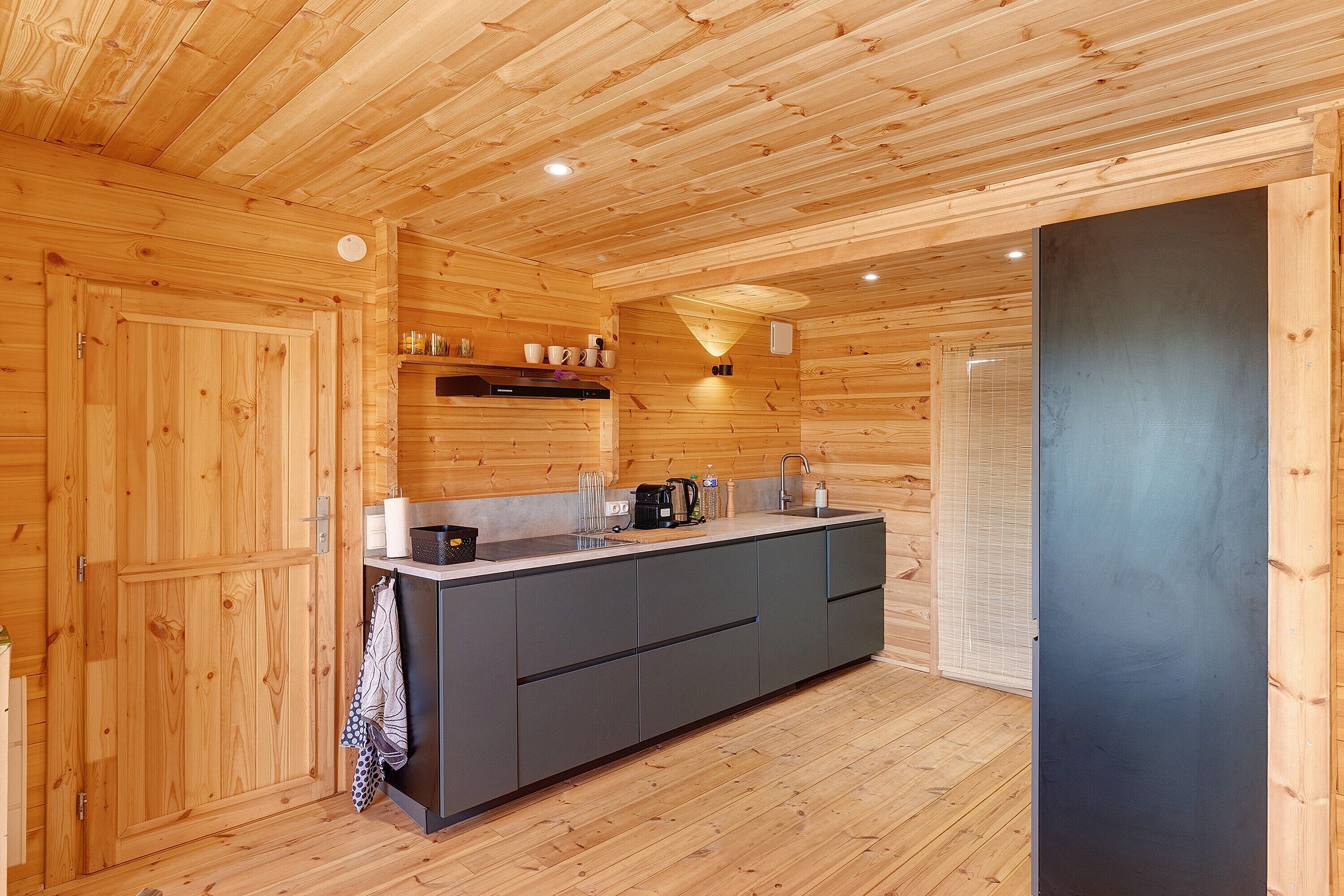 Kaffe- och tebryggare, kylskåp, mikrovågsugn och ugn